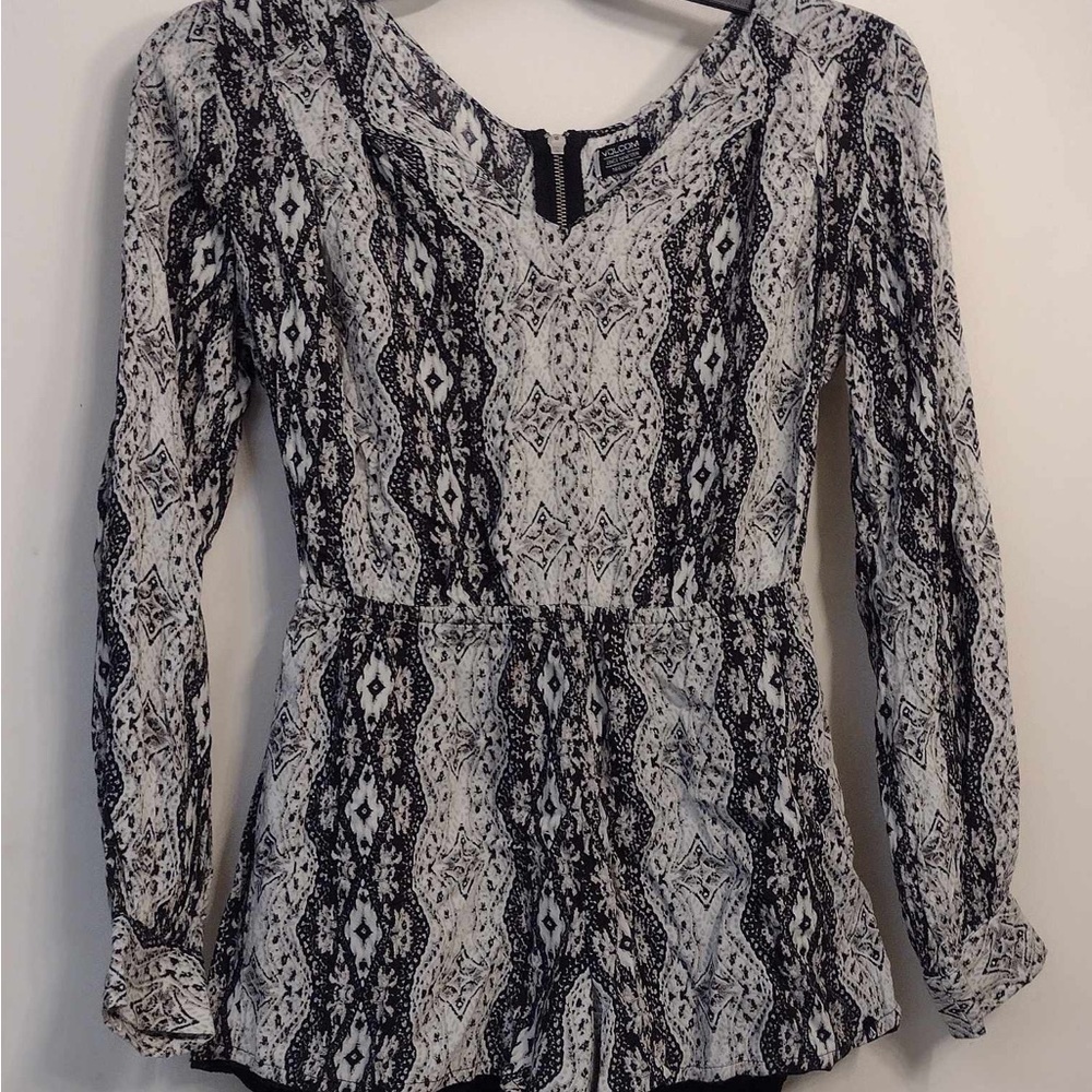 Volcom Womens Black and White Long Sleeve V-Neck Romper Size Small Petite 10